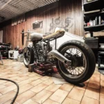 Motocykl na podnośniku w warsztacie, serwis i naprawa opon oraz wulkanizacja w tle